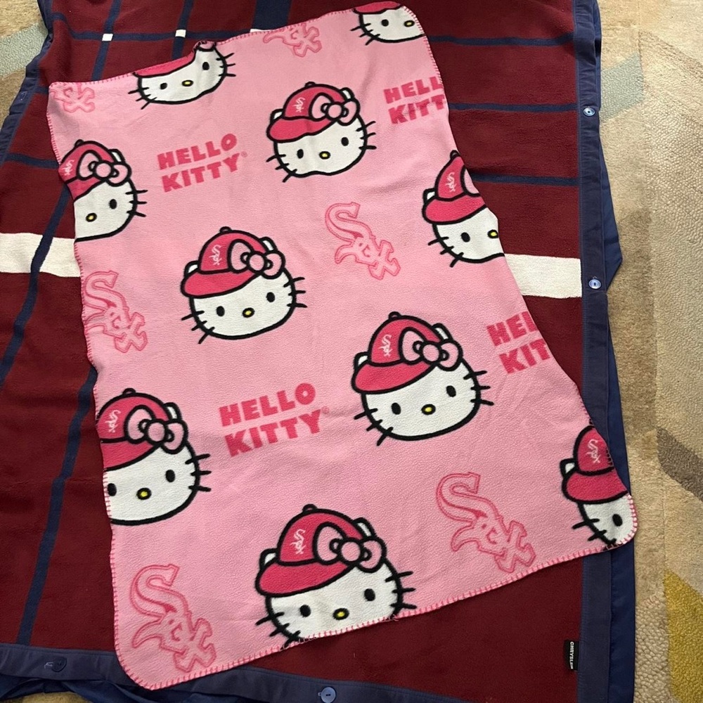 MLB Chicago White Sox Hello Kitty Hugger Fleece Throw Blanket